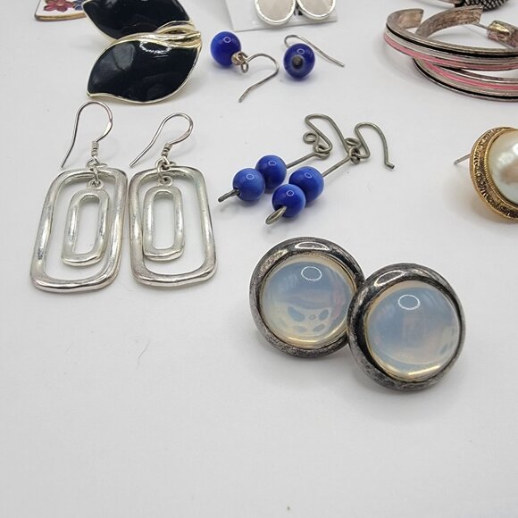 Lot‎ Of Vintage Gold And Silver Tone PIERCED Earrings Faux Pearl Etc - Picture 2 of 10